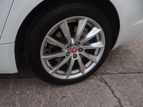 Used 2015 Jaguar XF Premium image 29