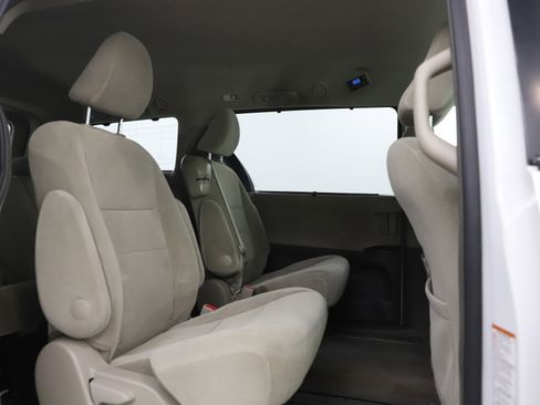 Used 2017 Toyota Sienna LE image 13