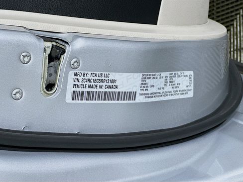 Used 2024 Chrysler Pacifica Touring-L image 12