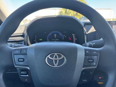 Used 2025 Toyota Camry LE image 28