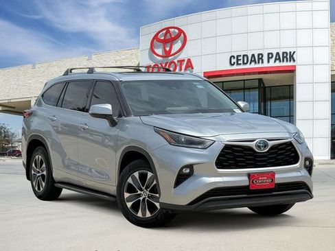 Used 2021 Toyota Highlander XLE FWD image 1