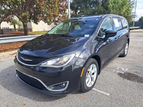 Used 2017 Chrysler Pacifica Touring Plus w/ Tire & Wheel Group image 3
