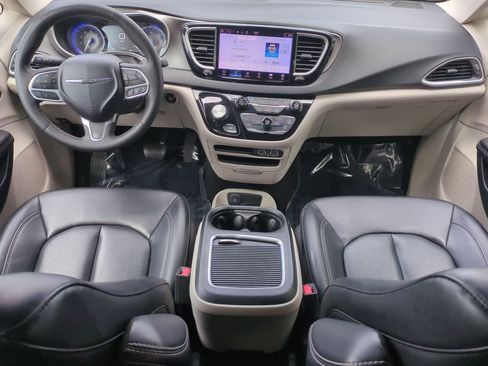 Used 2023 Chrysler Pacifica Touring-L FWD image 16