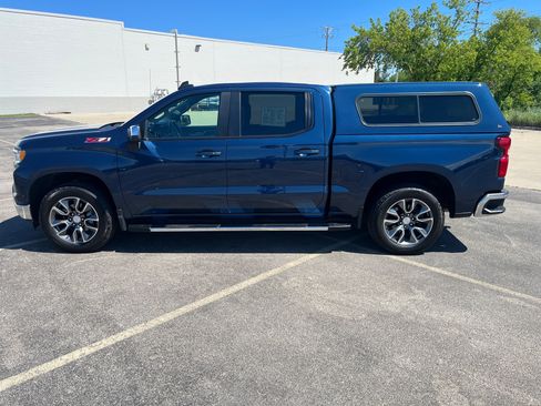 Used 2022 Chevrolet Silverado 1500 LT AWD/4WD image 3