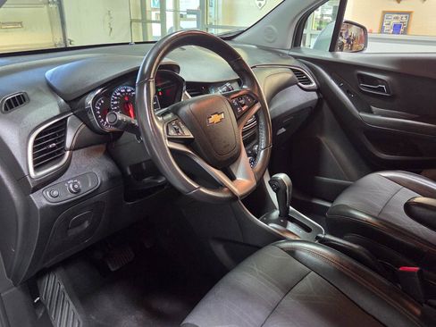 Used 2017 Chevrolet Trax LT w/ LT Convenience Package FWD image 16