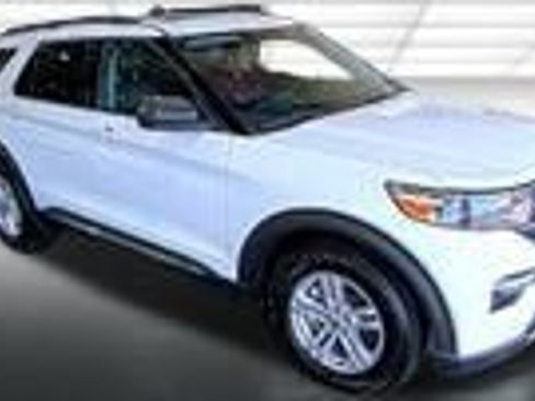 Used 2022 Ford Explorer XLT w/ Equipment Group 202A AWD/4WD image 3