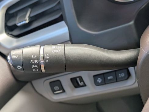 Used 2023 GMC Acadia SLT w/ Technology Package image 31