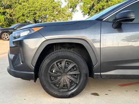 Used 2020 Toyota RAV4 LE FWD image 5