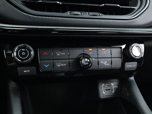 New 2026 Jeep Compass Latitude AWD/4WD image 18