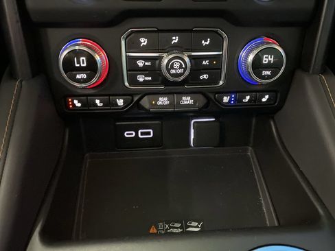 Used 2024 GMC Yukon XL AT4 AWD/4WD image 7