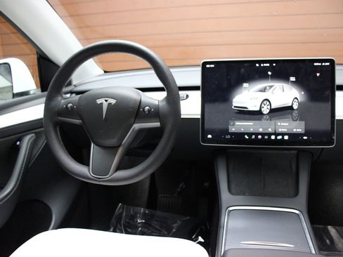 Used 2022 Tesla Model Y Long Range image 8