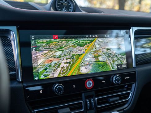 Certified 2025 Porsche Macan Turbo image 28