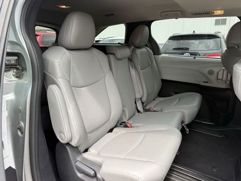 Used 2025 Toyota Sienna XLE FWD image 32