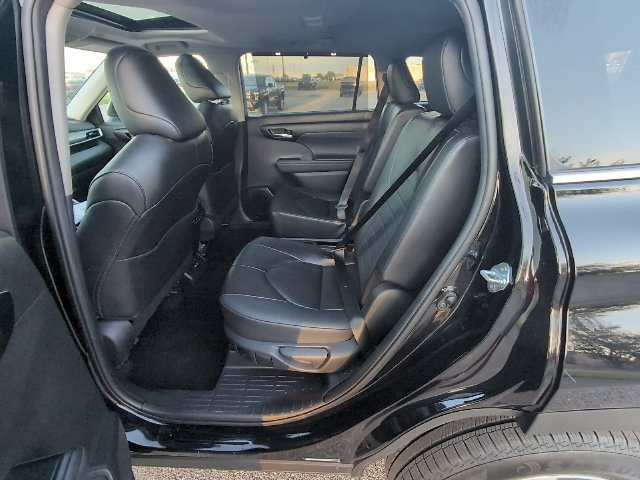 Used 2025 Toyota Highlander XLE FWD image 12