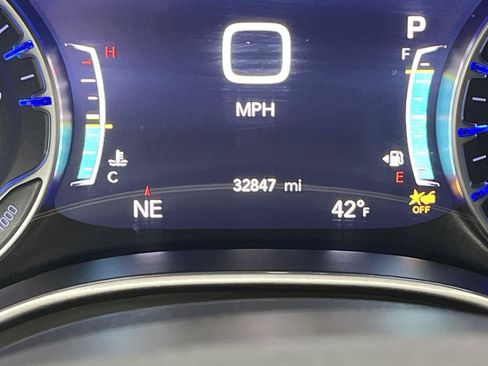 Used 2025 Chrysler Pacifica Select FWD image 15
