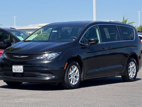 Certified 2022 Chrysler Voyager LX FWD image 8
