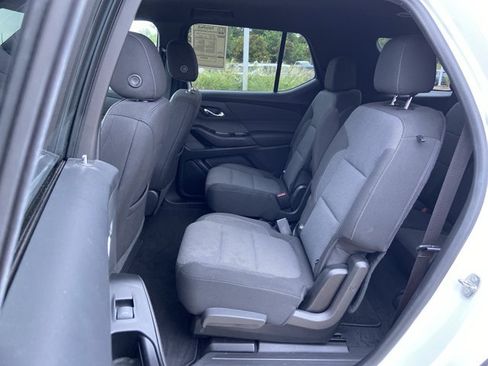 Used 2022 Chevrolet Traverse LT FWD image 17
