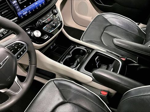Used 2023 Chrysler Pacifica Limited FWD image 18