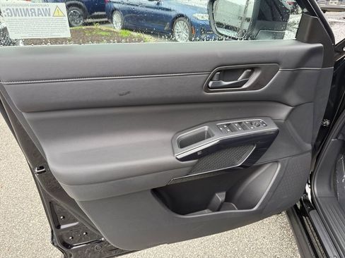 New 2025 Nissan Pathfinder SV image 11