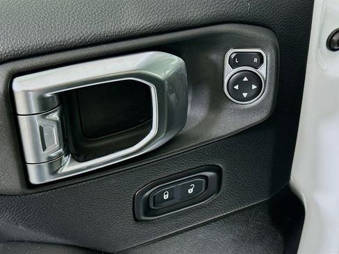 Used 2025 Jeep Wrangler Sahara image 15