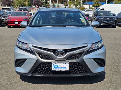 Used 2018 Toyota Camry SE w/ Moonroof Package FWD image 2