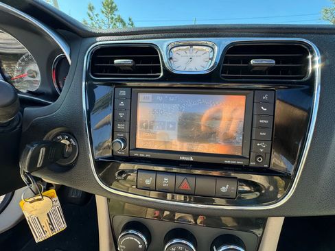 Used 2011 Chrysler 200 Limited image 23