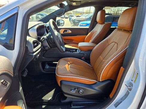 New 2026 Chrysler Pacifica Pinnacle image 14