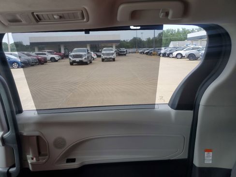 Used 2021 Toyota Sienna XLE AWD/4WD image 12