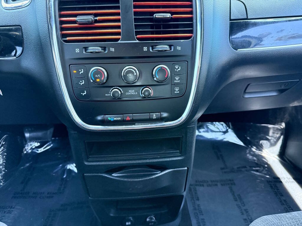 Used 2016 Dodge Grand Caravan SE FWD image 19