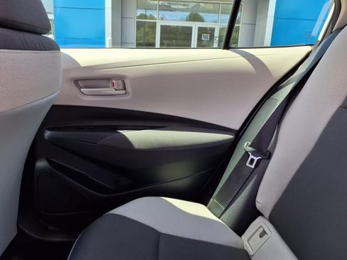 Used 2025 Toyota Corolla LE image 29