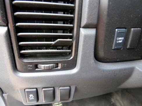 Used 2015 Nissan Titan SV w/ Tow Package image 10