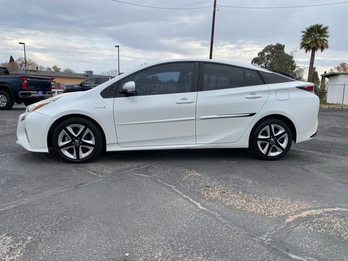 Used 2017 Toyota Prius Four Touring image 3