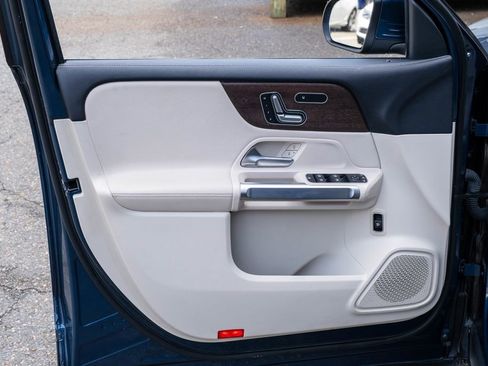 Used 2020 Mercedes-Benz GLB 250 4MATIC w/ Premium Package image 12