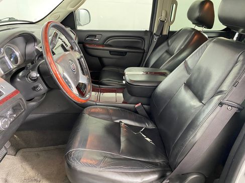 Used 2011 Cadillac Escalade ESV Premium image 4
