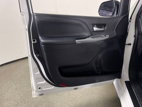 Used 2015 Toyota Sienna L image 17