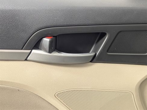 Used 2017 Hyundai Elantra SE image 14