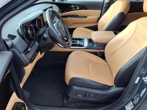 Used 2024 Kia Carnival EX image 11
