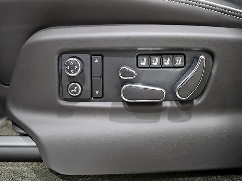 Used 2021 Bentley Bentayga AWD/4WD image 37