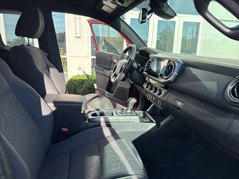 Used 2018 Toyota Tacoma TRD Off-Road w/ Technology Package AWD/4WD image 10