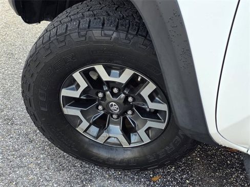 Used 2017 Toyota Tacoma TRD Off-Road image 30
