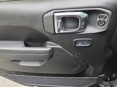 Used 2025 Jeep Gladiator Willys AWD/4WD image 29