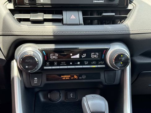 Used 2021 Toyota RAV4 XLE AWD/4WD image 24