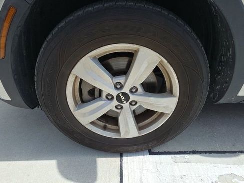 Used 2022 Kia Sorento LX image 11