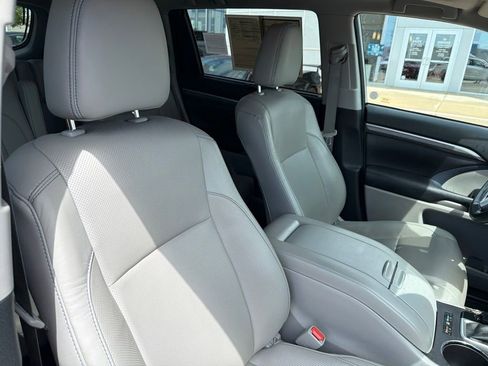 Used 2017 Toyota Highlander Limited Platinum AWD/4WD image 34