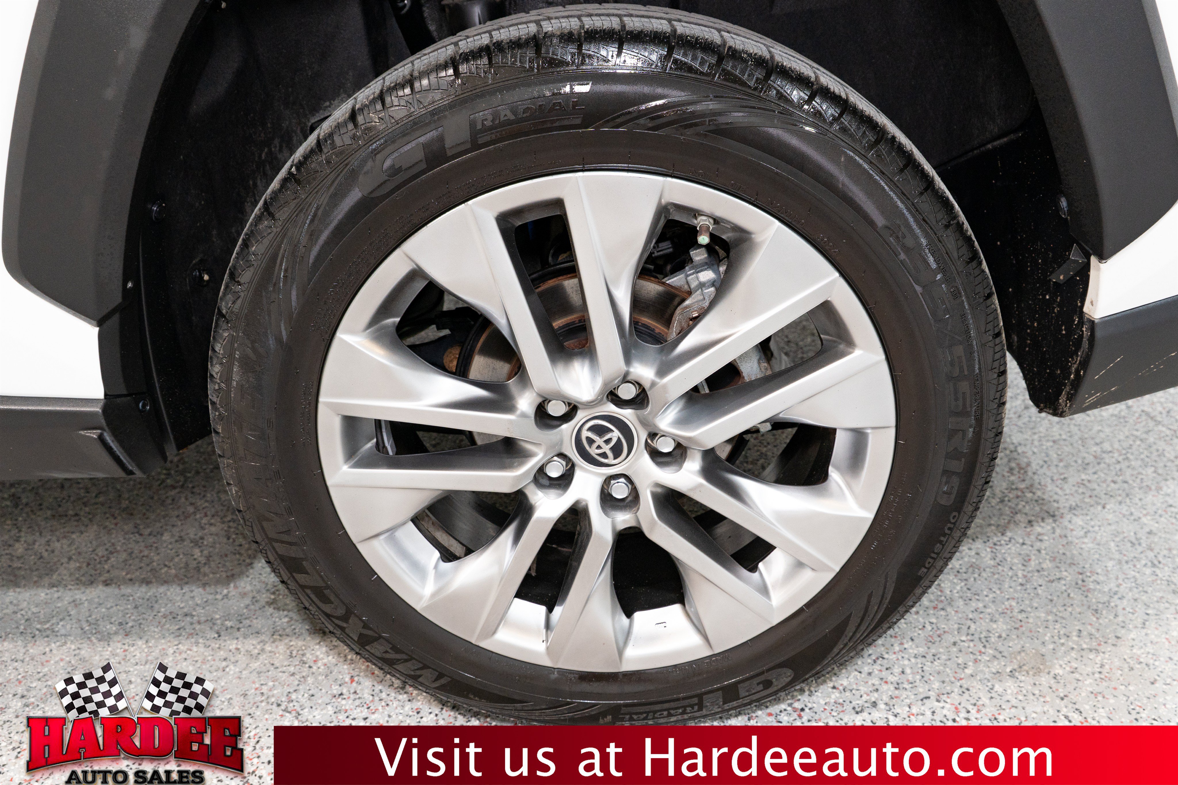 Used 2019 Toyota RAV4 XLE Premium FWD image 9