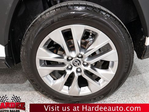 Used 2019 Toyota RAV4 XLE Premium FWD image 9