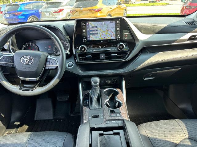 Used 2021 Toyota Highlander Limited FWD image 12