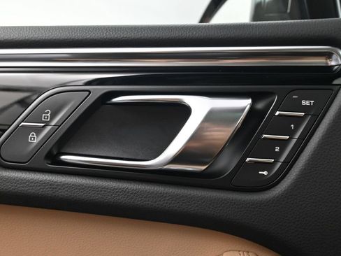 Certified 2026 Porsche Macan AWD/4WD image 18
