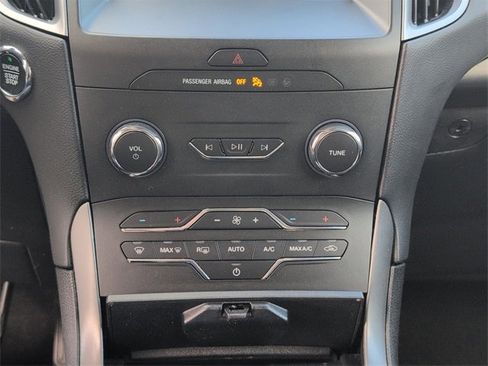 Used 2020 Ford Edge SE image 16