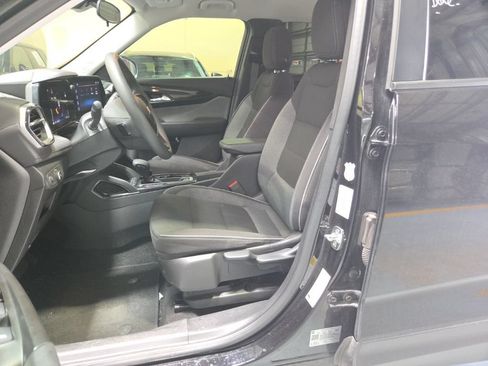 Used 2025 Chevrolet TrailBlazer LT AWD/4WD image 3